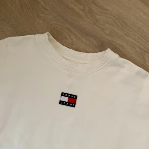 Vit sweatshirt från Tommy Jeans - White sweatshirt from Tommy Jeans ❤️ The size is S but fits tight. Used only a few times, discount can be offered! 