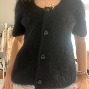 kofta från COS - Säljer nu min fina populära Cos kofta🩷🩷 tryck gärna på köp nu