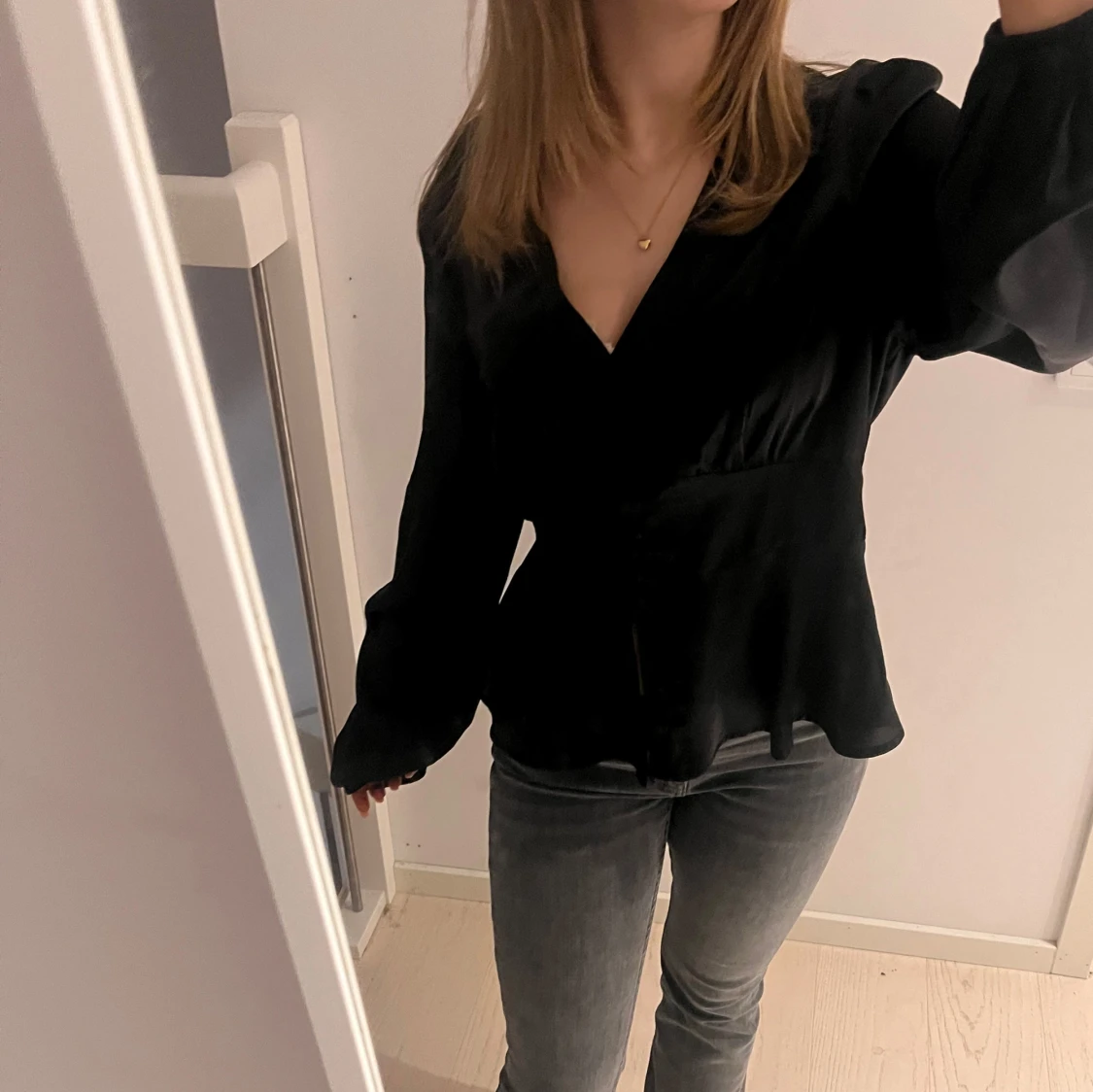 Svart blus med knappar - 2