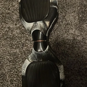 Hoverboard - Riktigt rolig hoverboard som jag själv använt men säljer nu för att jag fått en ny, allt funkar som det ska och laddare och skydd kommer med, köpt på elgiganten för 1700, hör av er vid frågor.