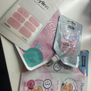 Self-Care kit - Paket med rosa marmorerade nagelklistermärken från Heylinn och två ansiktsmasker från Sence. En 3-stegs ansiktsmaskkit för avslappning och återfuktning, samt en holografisk peel-off mask med glittereffekt. 