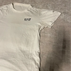 Armani t-shirt - Fräsch vit Armani t-shirt som dock är lite missfärgad vid armhålorna! Skriv för fler bilder eller funderingar. Tröjan är i Storlek S.
