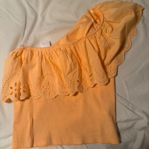 One shoulder topp - Super söt oneshoulder topp från zaras barn avdelning i storlek 152 men sitter som en xs/s på mig! 