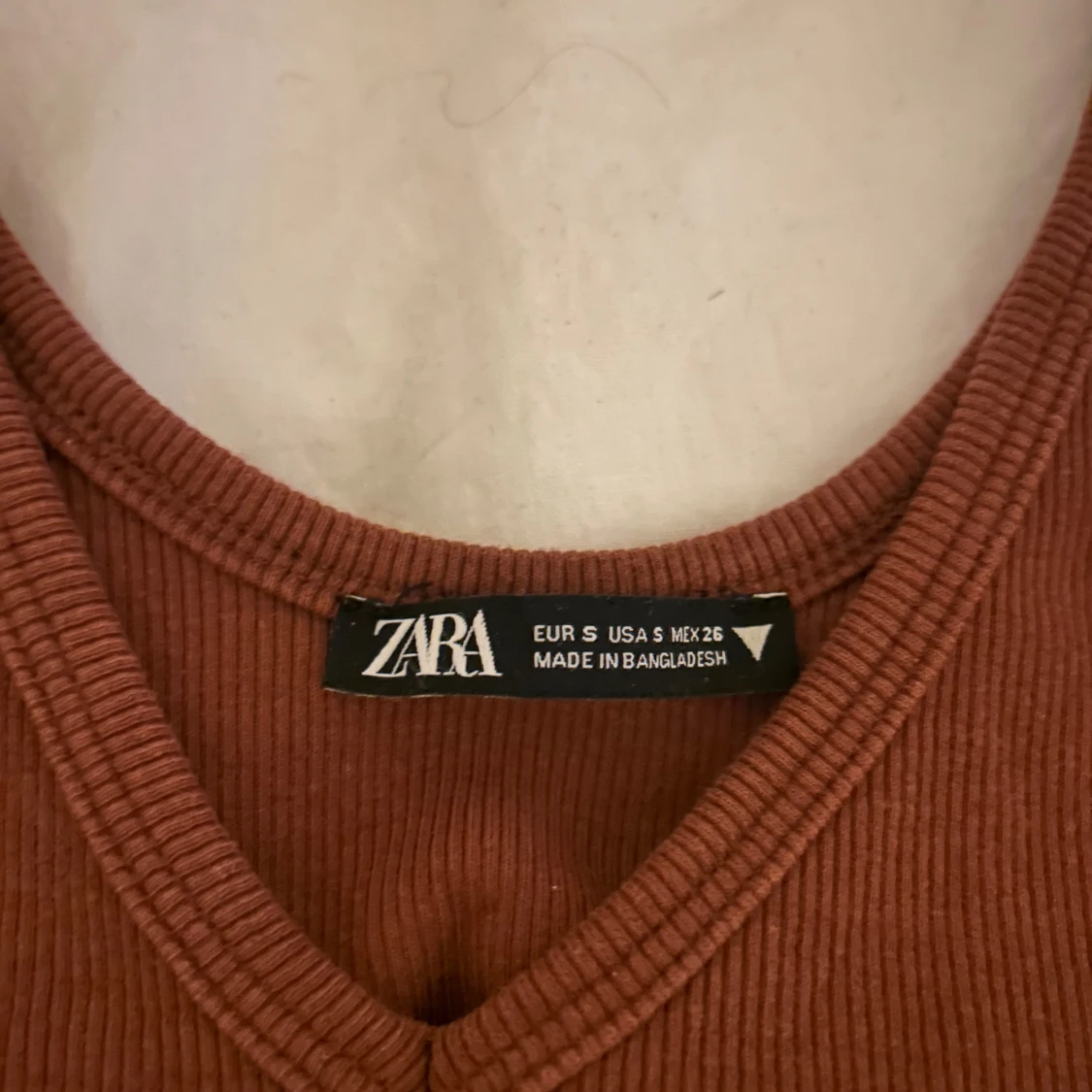 Brun ribbad linnetopp från Zara - 1