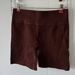 Ribbade träningsshorts / cykelbyxor  - Snygga ribbade shorts från MK Lifestyle i en perfekt kaffebrun färg!! De har en hög midja och är perfekta för träning eller avslappnade dagar. Materialet är stretchigt och bekvämt, vilket ger en tight passform. Oanvända, bara provade. Passformen har du på sista bilden (bara en annan kulör) ☺️🤎🫧