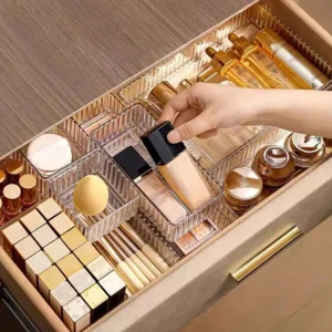 Transparenta sminkförvaringslådor - Snygga och praktiska transparenta förvaringslådor för smink. Perfekta för att organisera läppstift, foundation, borstar och andra skönhetsprodukter i en låda. Tillverkade i klar plast för enkel överblick.