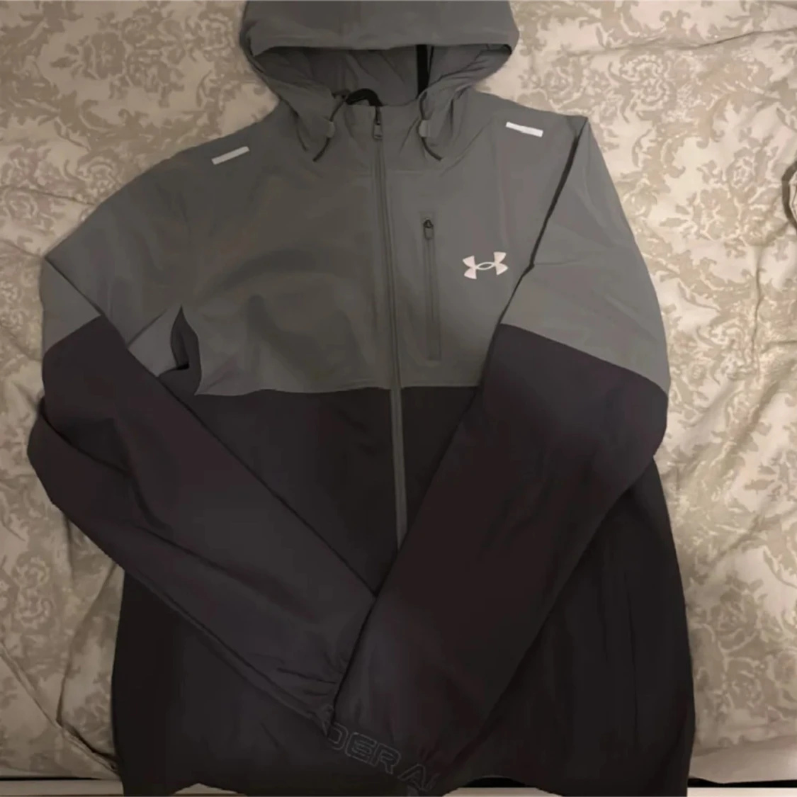 Grå och svart jacka från Under Armour - 3