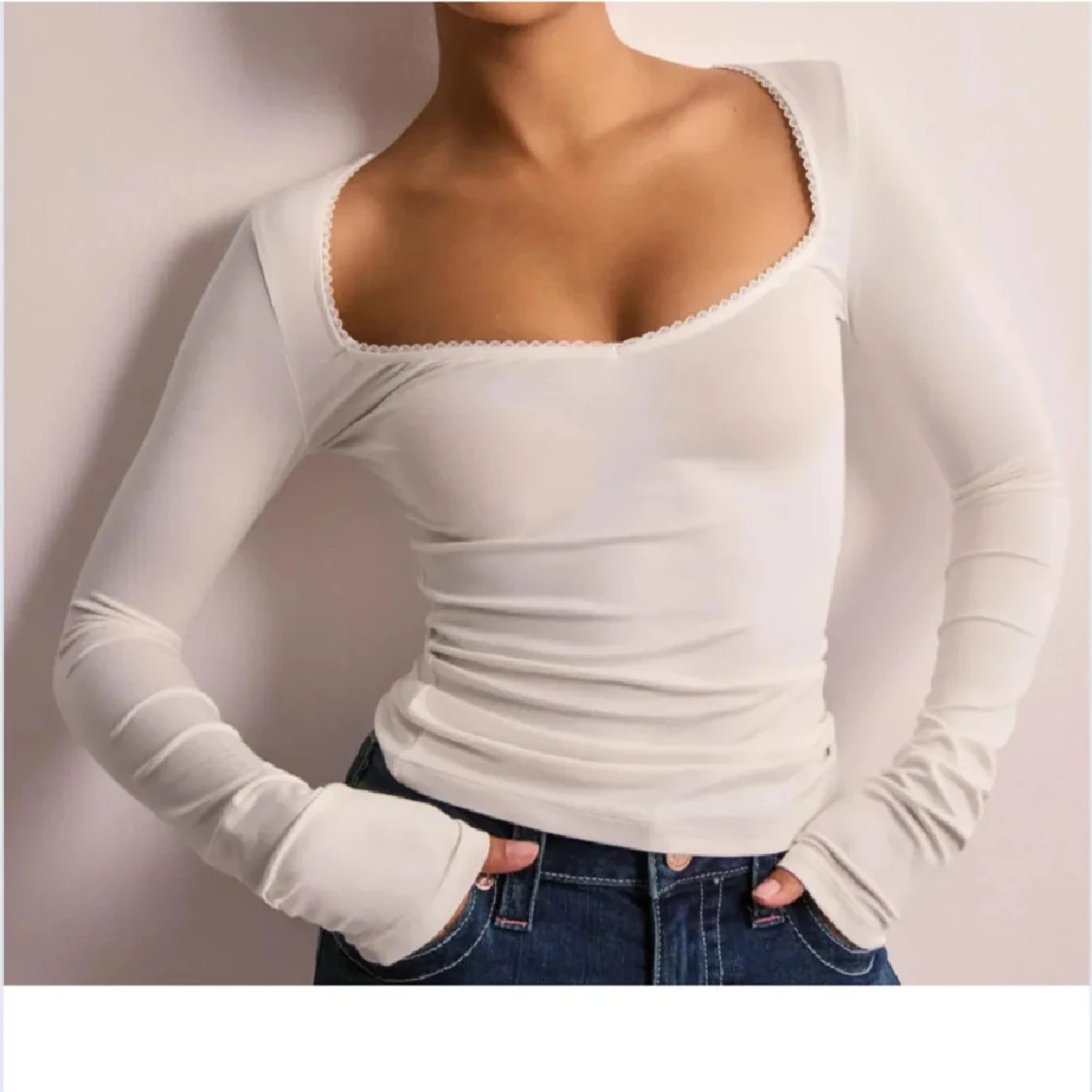 Vit långärmad topp med spetsdetalj