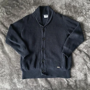 Cardigan  - Tja säljer en riktigt fet cardigan med knappar vi väldigt bra skick. Storleken är S och sitter riktigt bra på och har en stor fin marinblå färg. Priset går att diskuteras och fundera inte på att höra av er vid frågor och funderingar 🍾🫡