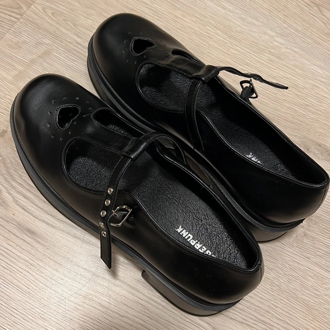 Svarta skor med hjärtdetalj från Silverpunk/Shein