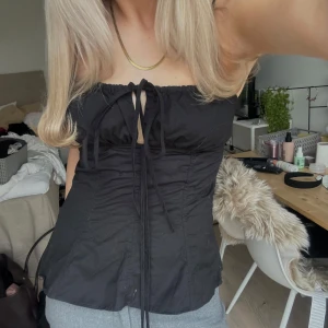 Svart topp Zara - Svart topp från zara med dragkedja på sidan. Endast använd en gång och är som i nyskick