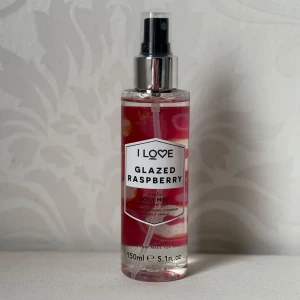 Body mist - Body mist från I love i doften Glazed raspberry. ”Key notes: Raspberry, strawberry, doughnut, vanilla”. Endast testad🍓