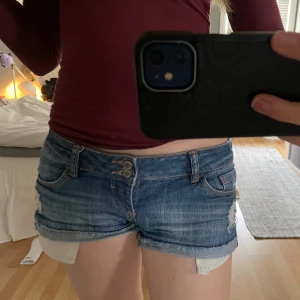 Blå jeansshorts från Tally Weijl - Jätte snygga jeansshorts från Tally Weijl med låg midja. Säljer då dom tyvärr inte passar annars är dom väldigt sköna💕Jag brukar ha XS/S i byxor så ganska små för att vara M men stretchiga🩷
