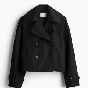 Svart jacka H&M - Säljer denna jacka från H&M! Är endast använd enstaka gånger! Köpt för 449kr!! kom privat för egna bilder💓💓💓