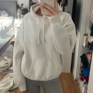 Vit hoodie - Säljer en mysig vit hoodie med luva från bikbok! Den är i storlek Xs och jag säljer den för 150 kr, det är bara att fråga om de finns någon fundering😊