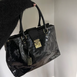 Svart handväska i krokodilmönster! - Jättesnygg svart handväska. Bredd: 45cm, djup: 14cm, höjd: 35cm. (Skriv för fler bilder)💗