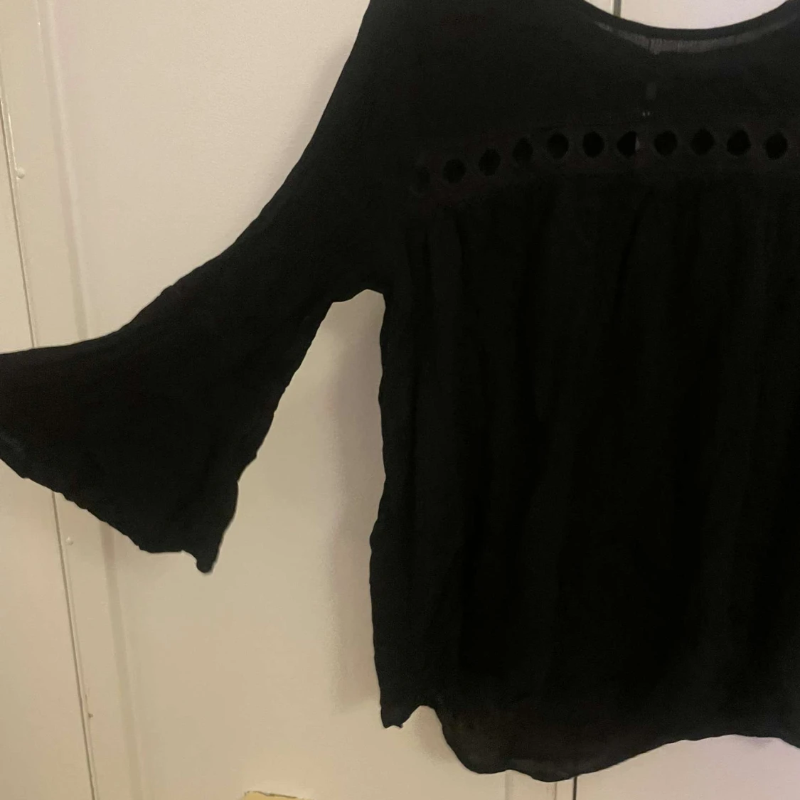 Svart blus med hålmönster - 1