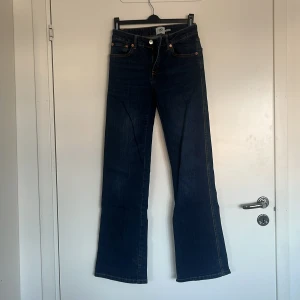 Mörkblå bootcut jeans från 157 - Snygga mörkblå bootcut jeans från 157 i storlek XS. De har en klassisk femficksdesign och är perfekta för en avslappnad stil. Jeansen har en hög midja och är tillverkade i ett slitstarkt denimtyg.