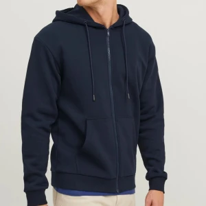 Marinblå ziphoodie - Säljer en stilren mörkblå hoodie från H&M. Endast använt ett fåtal gånger, i nyskick!                         Kan samfrakta med mina andra annonser!