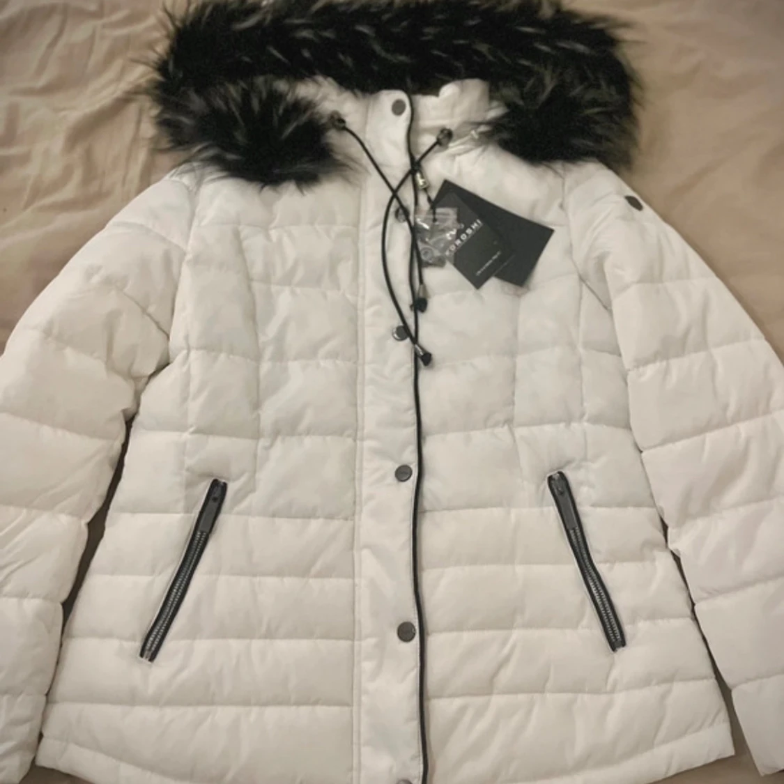 Vit dunjacka från Koröshi