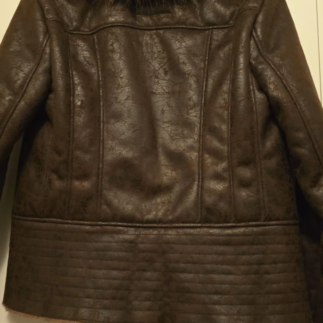 Brun skinnjacka med fuskpäls från Guess - 2