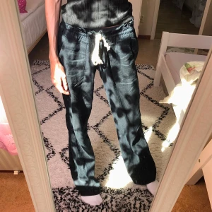 Svarta Roxy Linnebyxor - Svarta linnebyxor byxor från Roxy. Lågmidjade! Använda en sommar. Storlek XS.