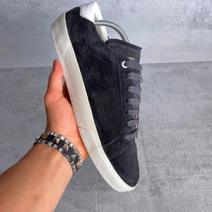 Saint Laurent skor - Ysl court classic | skick 7/10 liten defekt framme vid tån | storlek 42 passar större | endast skorna ingår | skriv vid frågor 