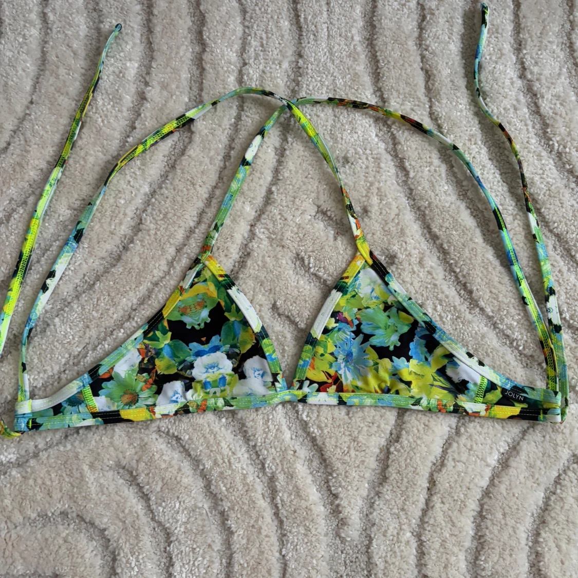 Blommig trekantsbikini från Jolyn🍀.  