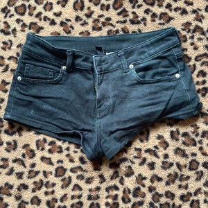 Svarta mini jeansshorts - Snygga svarta mini jeansshorts med låg midja och klassisk 