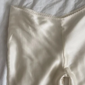 sidenbyxor  - lågmidjade sidenbyxor i 100% silke. perfekta att sova i🤍 aldrig använda då dom är tyvärr för små. innderbenslängd 80cm skicka ett meddelande ifall du har frågor!
