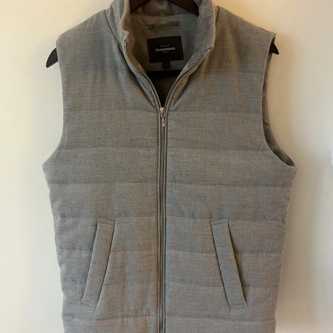 Grå quiltad väst från Dressmann - 1