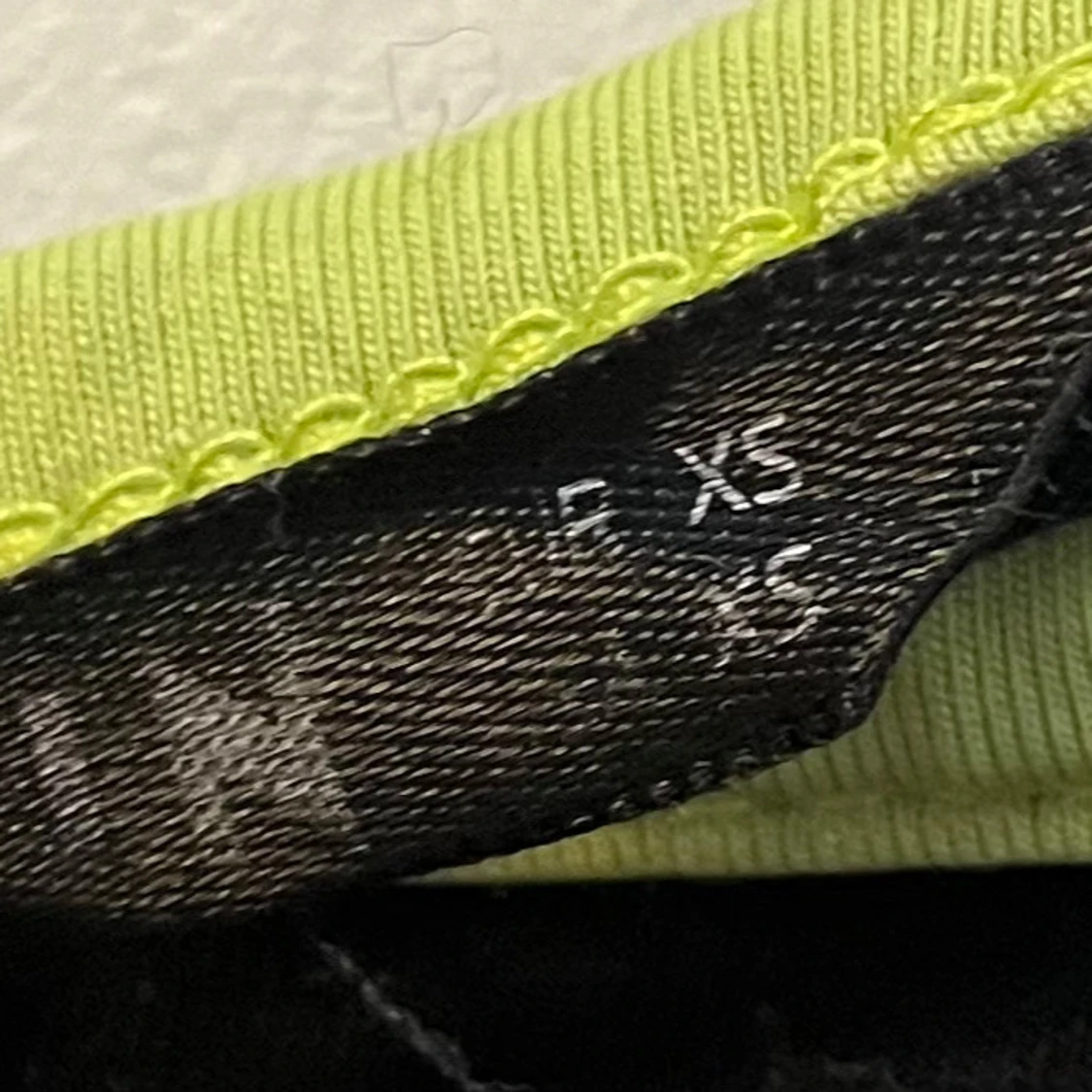 Svart croppad linnetopp med gröna detaljer - 2