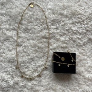Matchande set halsband - armband Edblad  - Ett matchande set med hängande stenar. Så fina ihop!