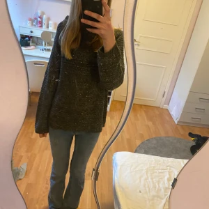 Mörkgrå stickad tröja - Säljer en mysig mörkgrå stickad tröja med lång ärm. Perfekt för kyligare dagar. Tröjan har en enkel design som gör den lätt att matcha med olika outfits. Passar bra för både vardag och avslappnade tillfällen. Helt ny med prislapp!!