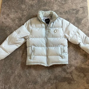  trapstar jacka  - Säljer en snygg vit pufferjacka från trapstar riktig skön och varm nu till vinter. Har inte använt så mycket så inga slitningar. Skick 8,5/10 den är storlek M men passar S hör av er vid frågor ☺️ den är ljus marinblå