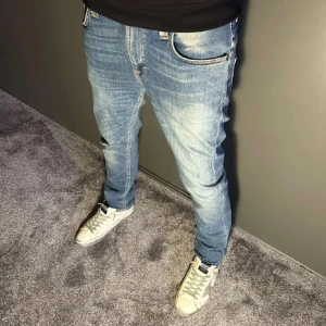 Nudie jeans - Säljer nu mina nudie jeans|| storlek 30/32 riktigt fin tvätt och pass form. Skriv vid minsta fundering 👊