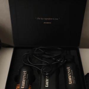 Tanrevel Tanning Kit - Säljer ett Tanrevel tanning kit med två flaskor tanning liquid och en applikator. Perfekt för en jämn och naturlig solbränna året runt. Kommer i en stilren svart förpackning med guldtext. Endast testad. Nypris 1500. 