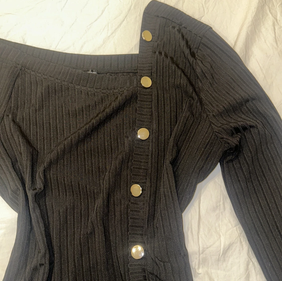 Svart ribbad offshoulder topp - 1