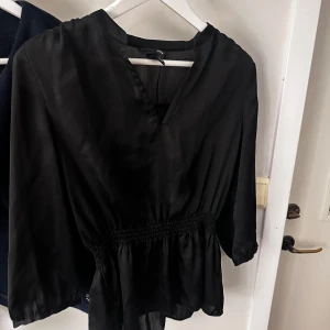 Svart festtopp  - Svart festtopp från HM. Strl 40 men skulle säga mer 36-38. Fler bilder går absolut att få💕