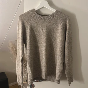 Beige tröja från Vero Moda - Säljer en klassisk Vero Moda tjocktröja i storlek M för den inte längre kommer till användning. skulle säga att den sitter mer som en S. Använd max 5 gånger totalt.