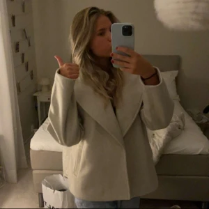 Beige kappa - Säljer min fina kappa från SALT. Perfekt för höst och vår. Knappt använd🥰