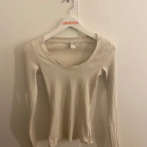 Beige tröja från Monki🤍 - Ribbad beige topp från Monki💕