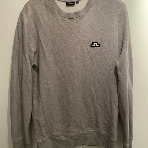 J.Lindeberg Tröja (S) - Bra skick, använd några gånger. Anledning att jag säljer är att den är för liten för mig.
