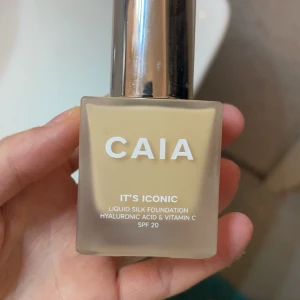 CAIA It's Iconic Foundation - CAIA It's Iconic Liquid Silk Foundation, min hud tyckte inte om den så mycket så därför jag säljer den, använd 2 gånger 