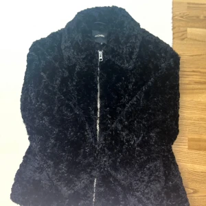 Monki, vinterkappa i storlek S  - Säljer en vinterkappa i storlek S. Änvänd några gånger, men i toppskick! Kan mötas upp i Telefonplan eller Bandhagen, eller skicka om du står för frakten. Swish funkar! 