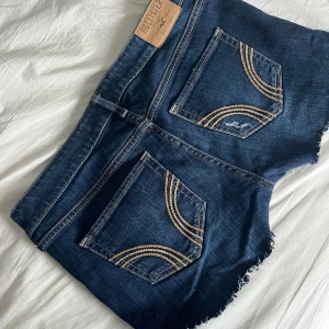 Mörkblå jeansshorts från Hollister - Snygga mörkblå jeansshorts från Hollister med slitna detaljer 🥰😋
