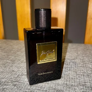 Noir Endurance EDP från Just Jack - Upptäck Noir Endurance från Just Jack, en Eau de Parfum med en elegant svart flaska och guldiga detaljer. Doften är varm och kryddig med inslag av vanilj, amber och träiga toner. Perfekt för den som söker en sofistikerad och djup doftupplevelse. Inspirerad av TF Noir Extreme. Ca 80-85ml kvar. Lådan medföljer ej.