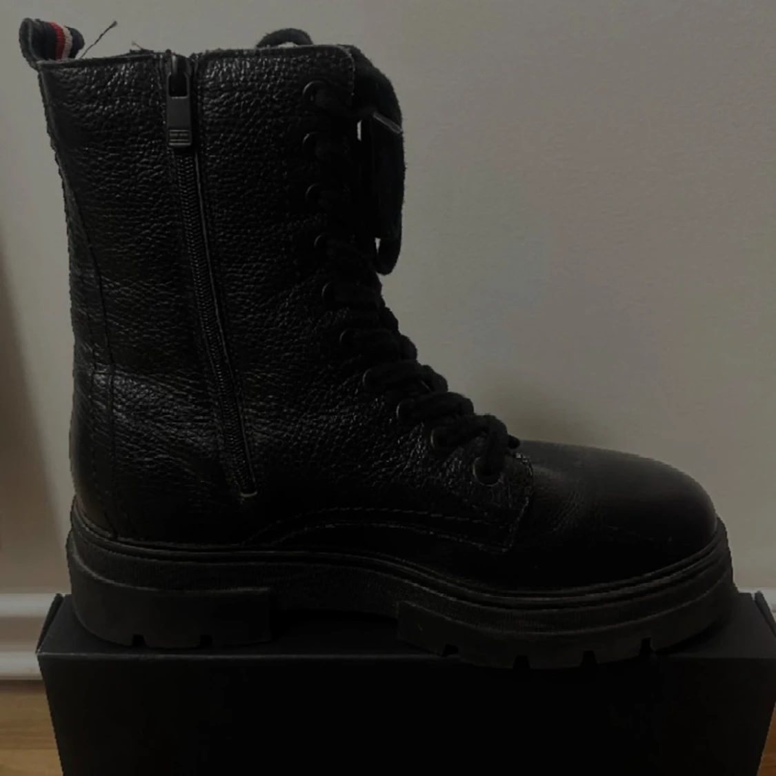 Svarta kängor från Tommy Hilfiger - 2