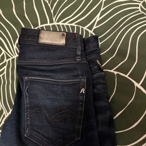 Mörkblå jeans från Replay - Snygga mörkblå jeans från Replay med klassisk femficksdesign och dragkedja. Perfekta för en stilren look.
