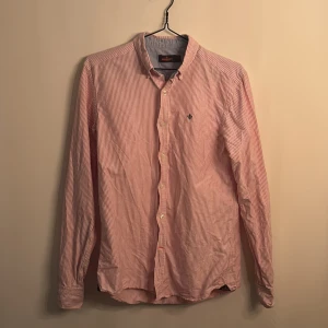 Rosa- och vitrandig skjorta från Morris - Morris skjorta | Randig rosa/vit | storlek: M | nypris: 1199kr | mitt pris: 299kr